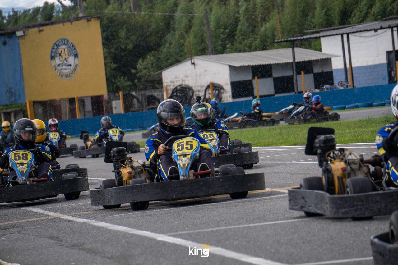 Largada de karts na chuva no Kartódromo 34