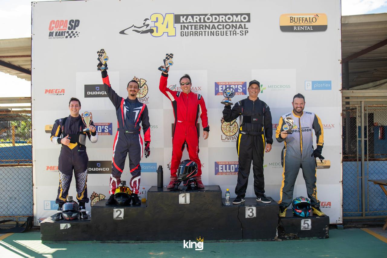 Pilotos comemorando no pódio da Copa SP de Kart