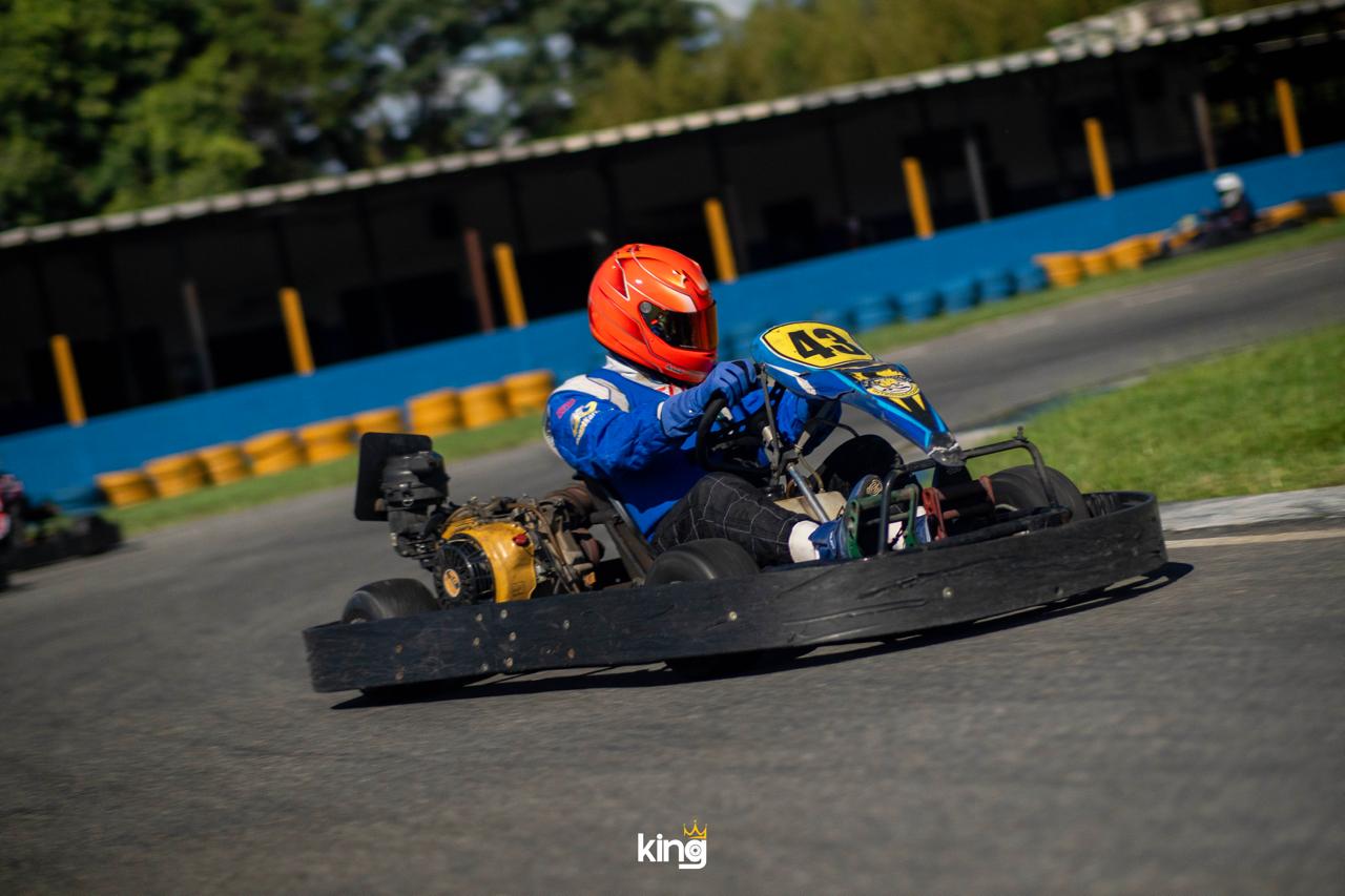 Kart contornando a curva no Kartódromo 34