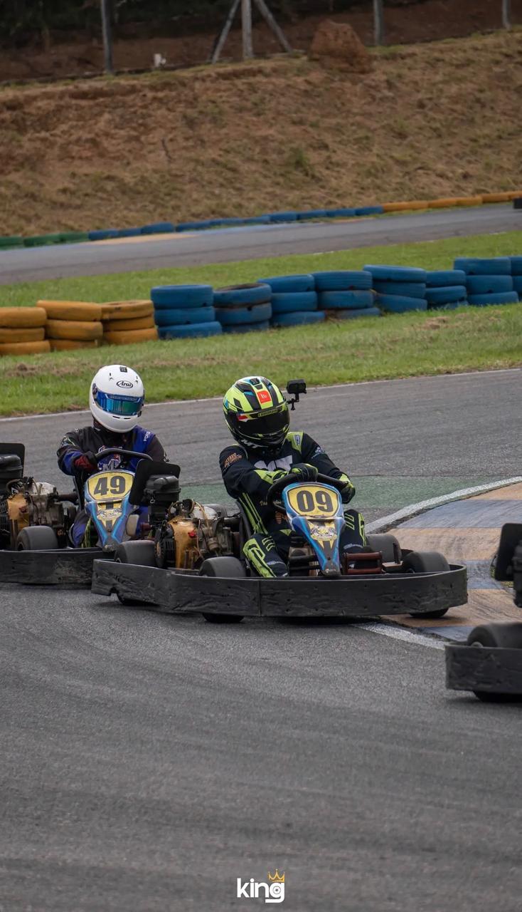 Dois karts disputando posição na curva