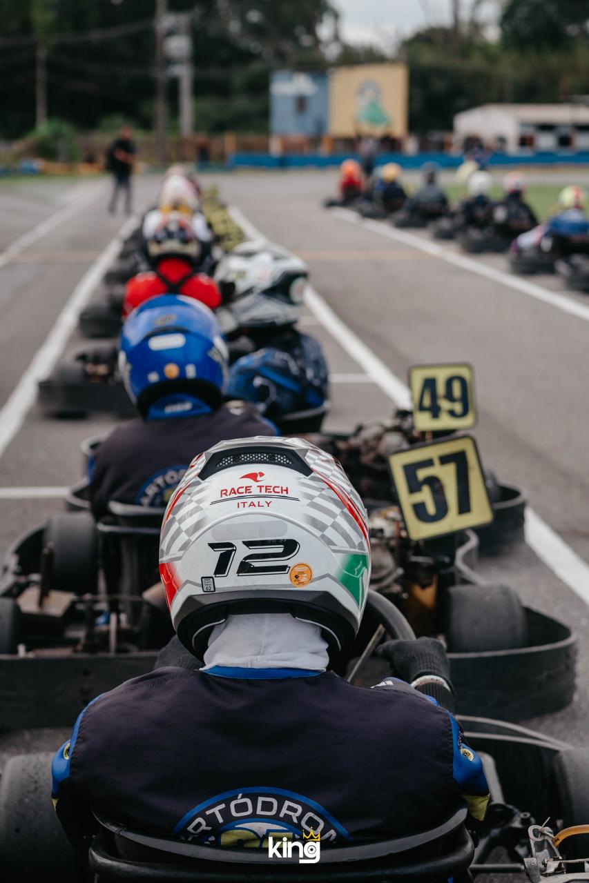 Karts alinhados na fila de largada