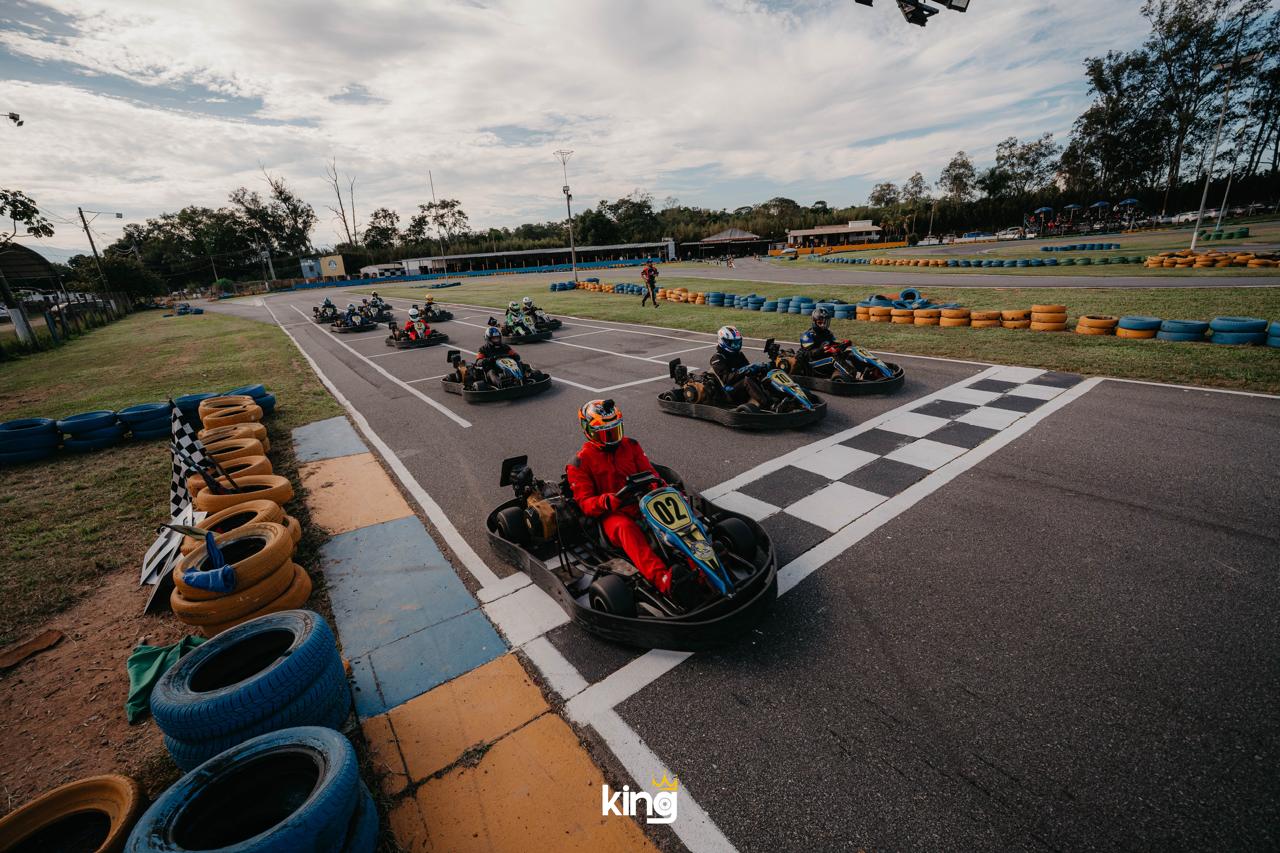 Karts saindo para a pista na linha de largada