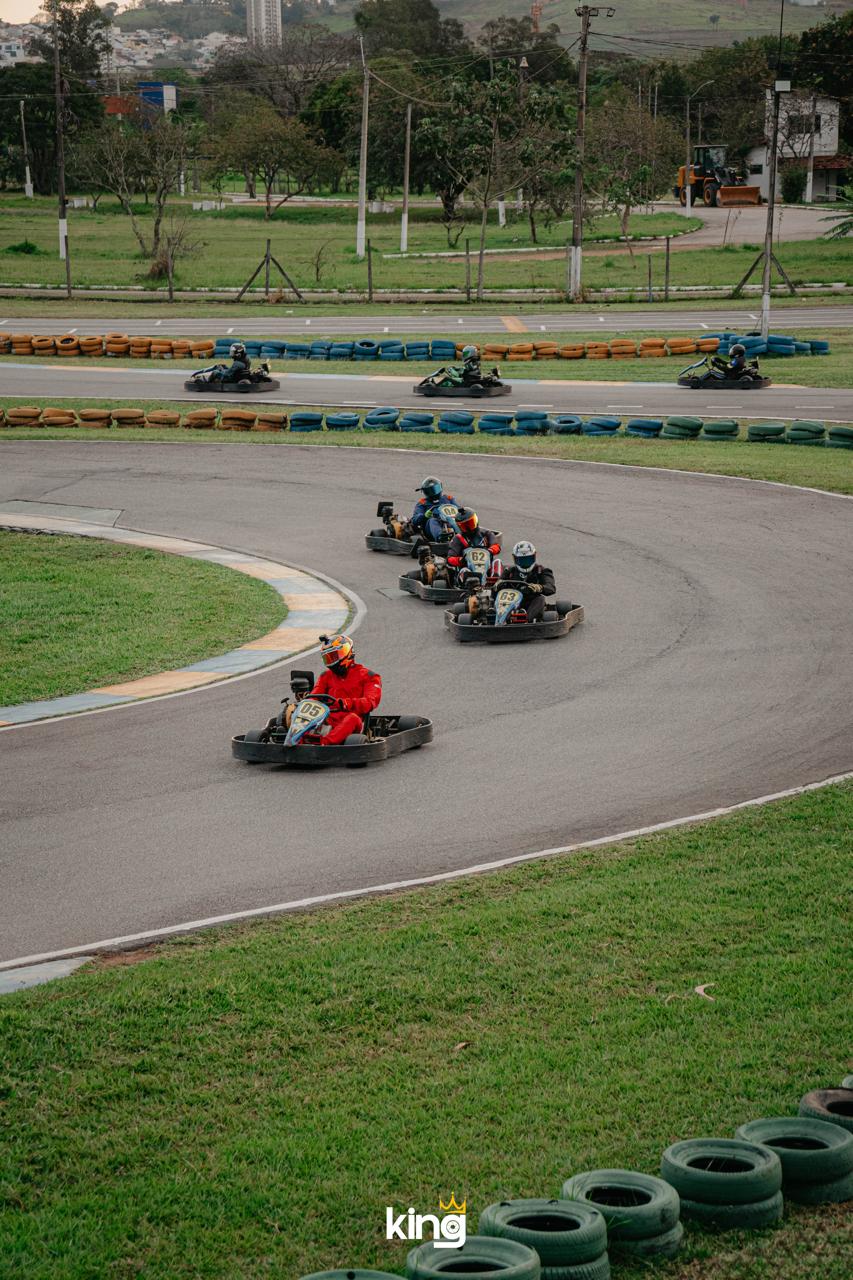 Pelotão de karts em curva visto de cima