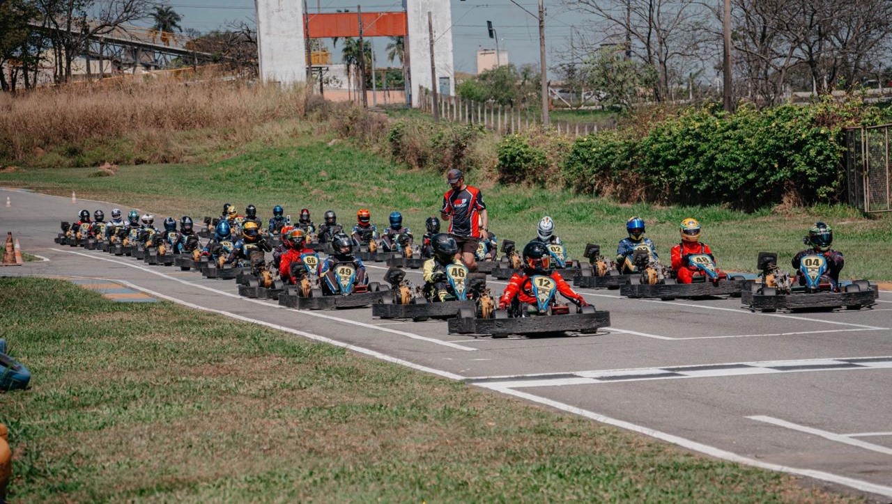 Grid completo de karts alinhados na pista